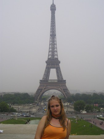 Já a nějaká vysoká věc za mnou (tahle fotka už má pár roků...)